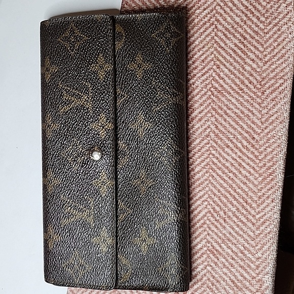 Louis Vuitton long wallet - Picture 1 of 13